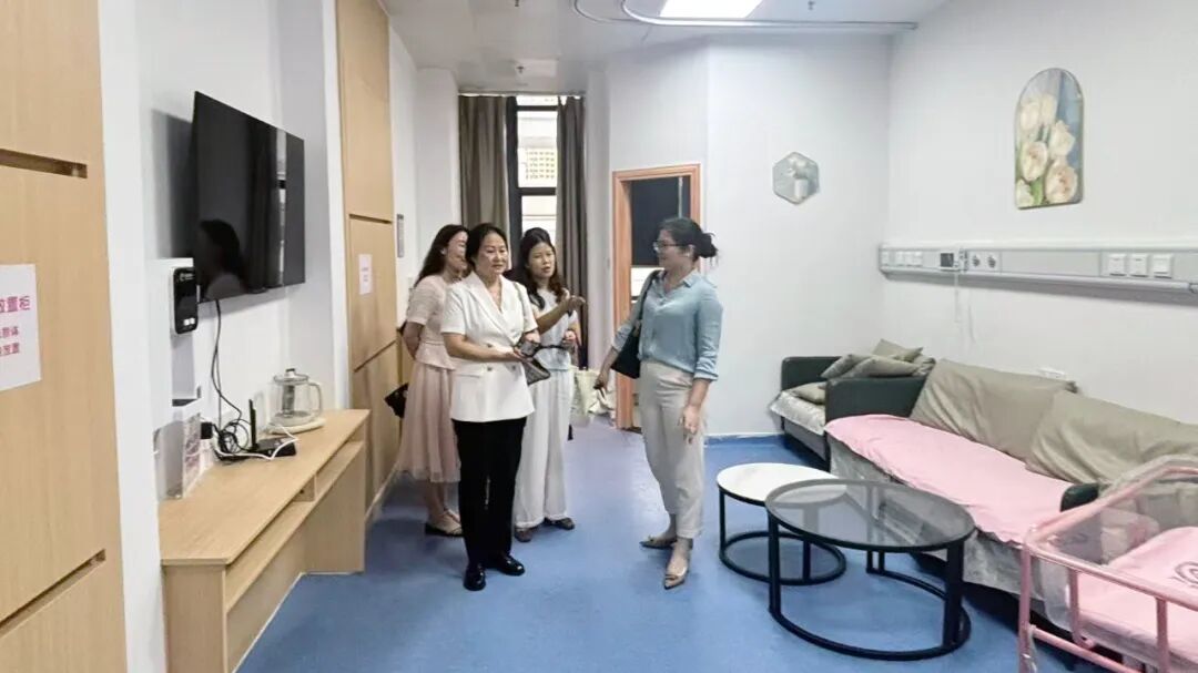 我院余志英副院长应邀出席“女性康美中心建设与盆底康复技术研讨交流会”并作专题报告